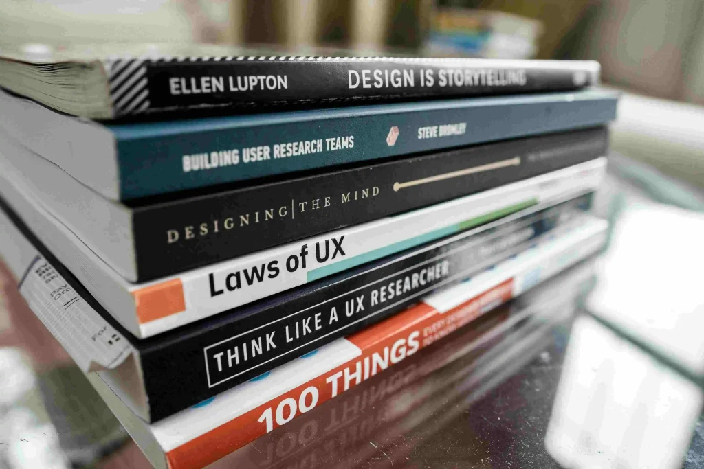 Pile de livres UX incluant Laws of UX et Think Like a UX Researcher